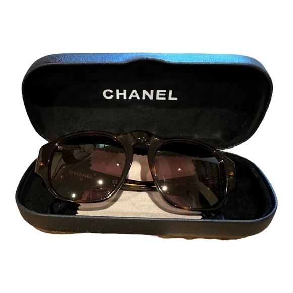 90’s Vintage Chanel Sunglasses - Picture 2 of 11